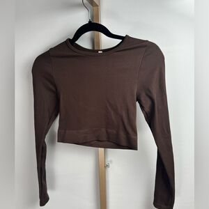The Group Babaton Aritzia Women’s Size Medium Brown 
 Encounter Shirt Seamless